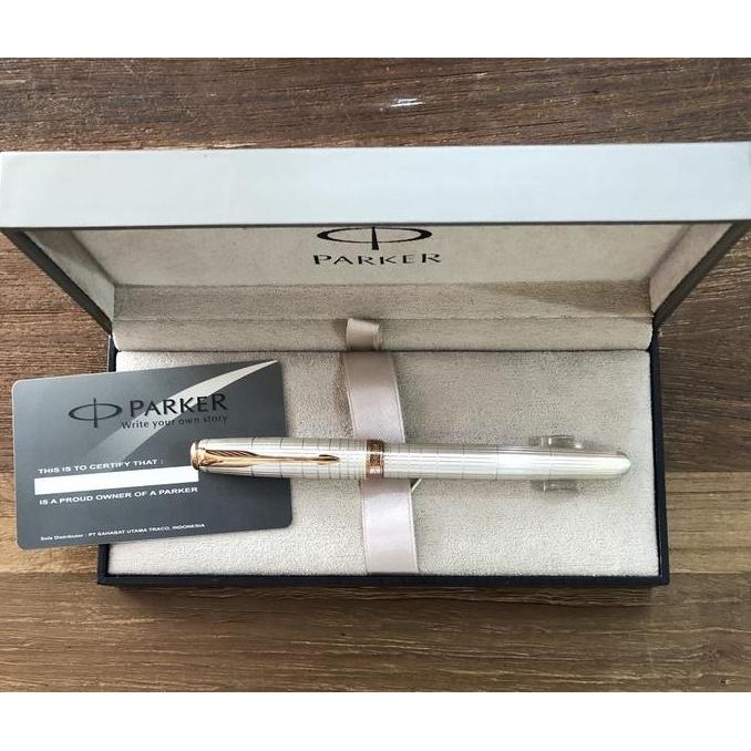 

Parker Sonnet 13 Roller Ball - Gold Trim New Stok