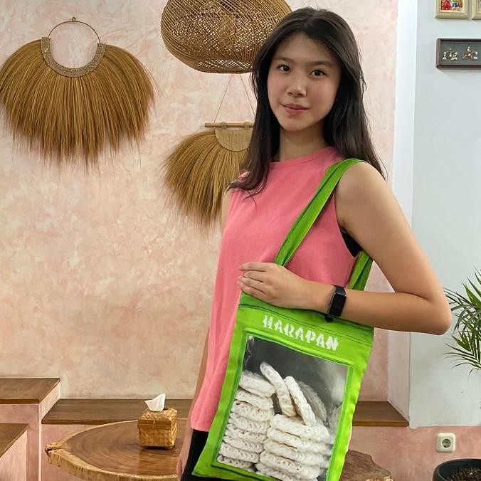 

Totebag Kaleng Kerupuk Harapan Hijau Bolu Pandan Tas Kado Ulang Tahun