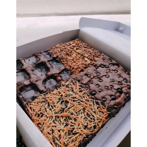 

Big Size - Four Topings Fudgy Brownies Nugi
