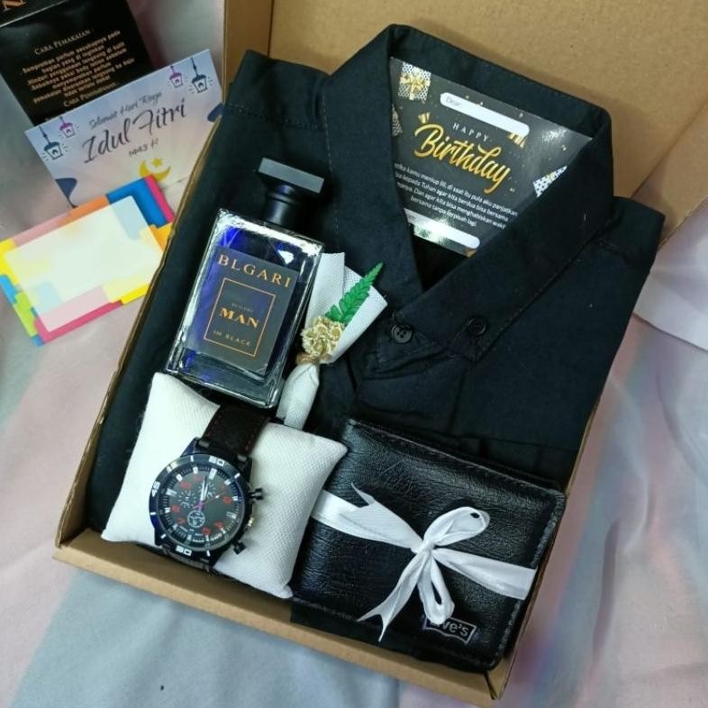 

BISA COD kemeja hitam cowo / kado/hampers gift Box / free Kartu ucapan Bisa request ucapan Nugi