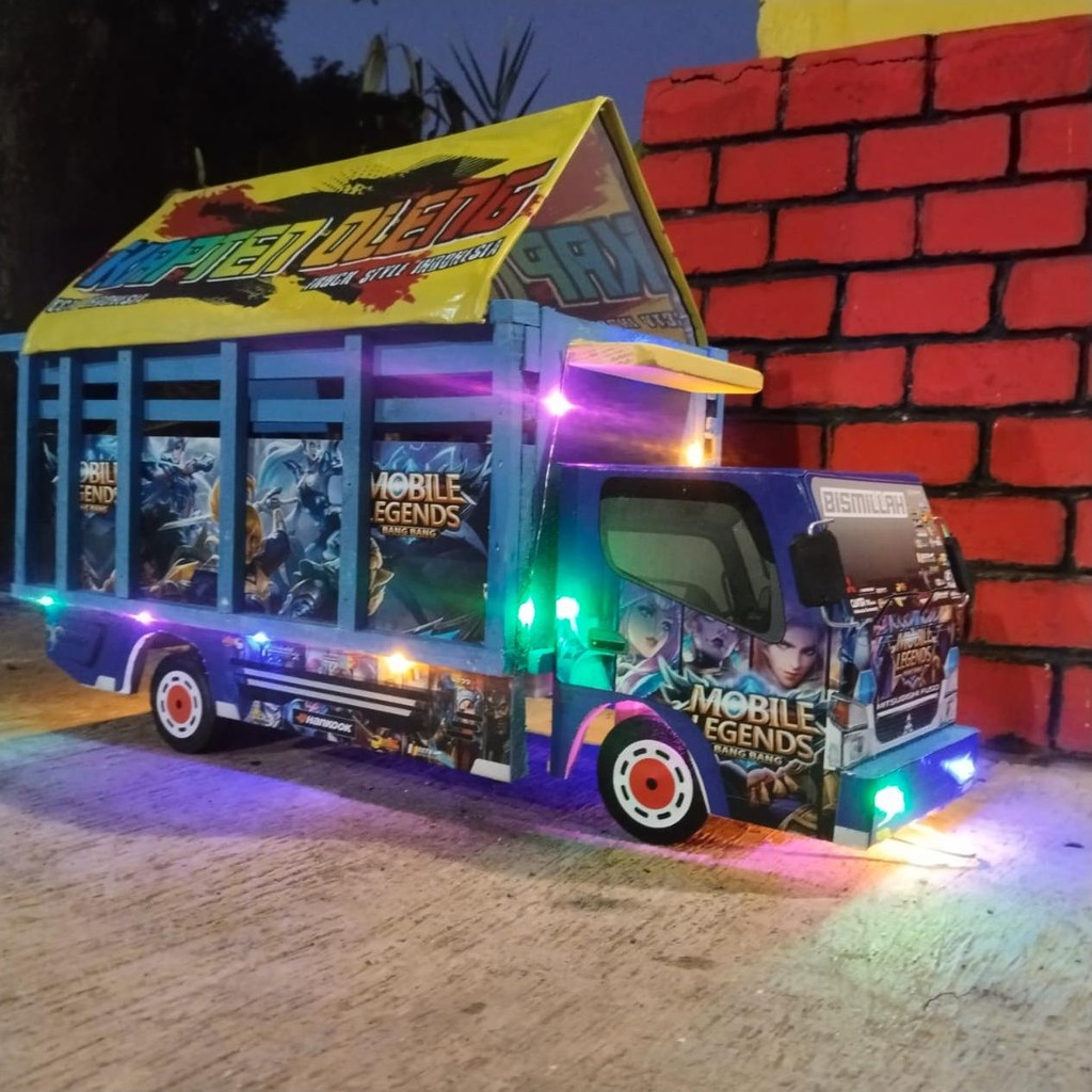 Truk oleng kayu miniatur lampu dan terpal pintu belkang bisa dibuka