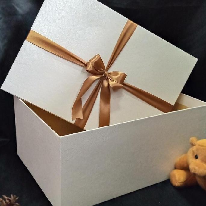 

Produk Baru!! Kotak Kado 26x20x10cm Pearl White | Giftbox Berpita Premium Elegan
