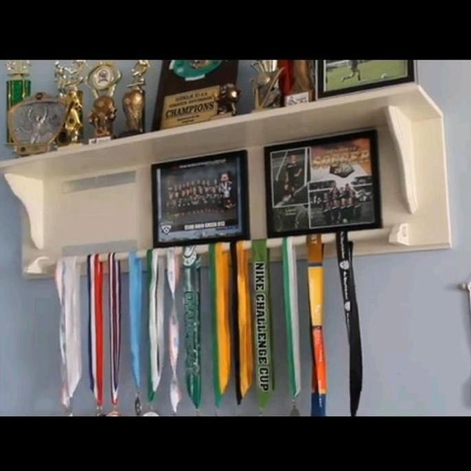 Rak piala/gantungan medali/rak kayu/rak dinding