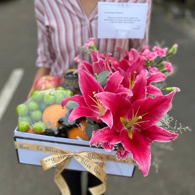 

Pink Lily Blossom Fruit Box | Parcel Buah Le Bliss Box