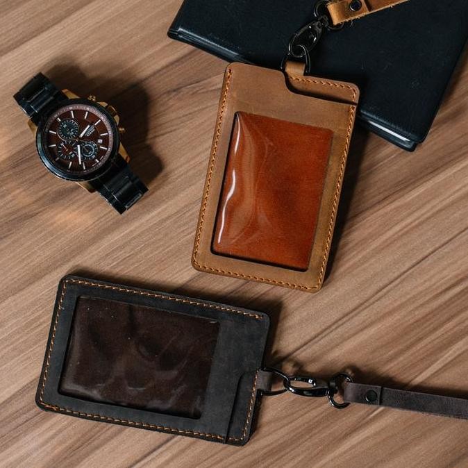 

Reven Arca Gantungan Id Card Name Tag Kulit Sapi Crazy Horse Pria Laki Elegan Kantor Bisnis Ada Slot Belakang Lanyard Kulit Ring Kuat Brown Tan
