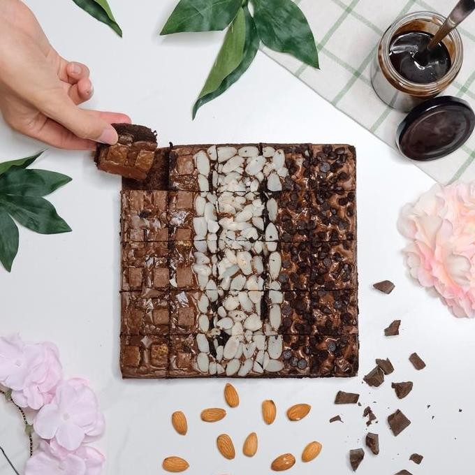 

Kitkat Almond Chocochip Brownies by Orlenalycious