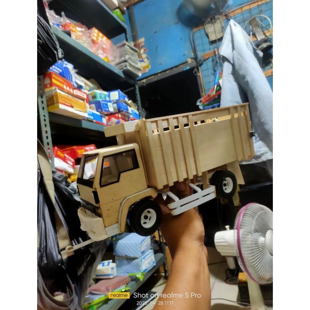 Ty-65 Ban Miniatur Truk Plastik Modif Busa
