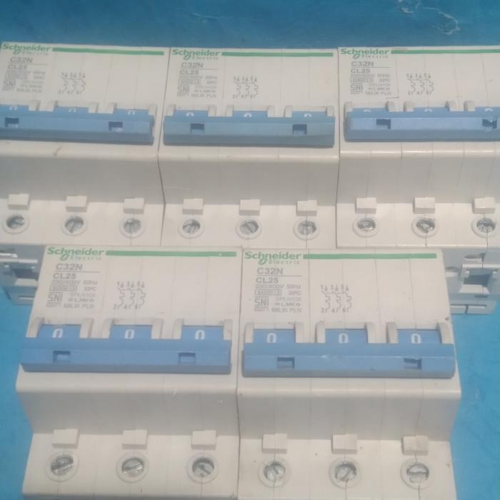 MCB SCHNEIDER 25A 3P 3PHASE MILIK PLN ORIGINAL Berkualitas