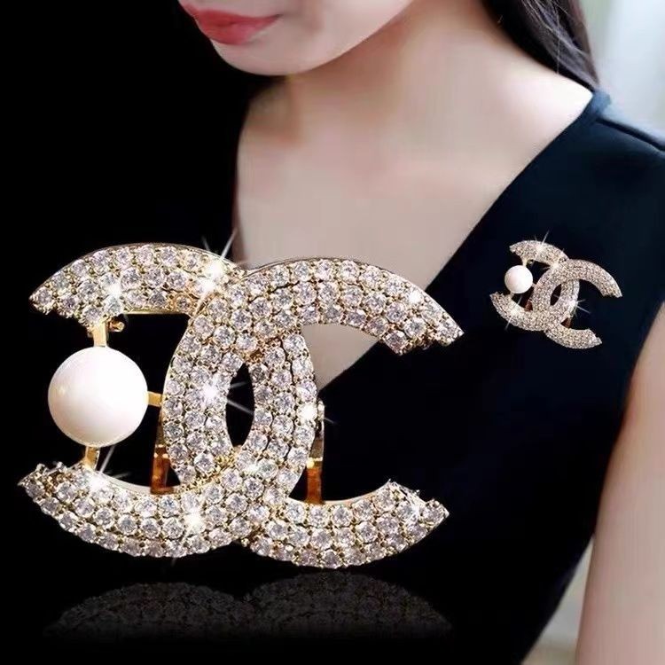 Bros Mutiara Huruf Gaya Chanel Pin Jas Elegan