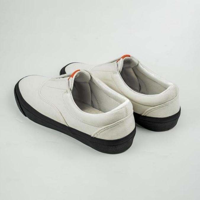 Grosir Sepatu Sneakers Footwear Emba Cycle Slip On White Black