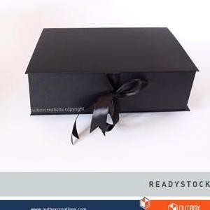 

Ready Gift Box Hitam Minimalis - Hampers Elegan All Occasion