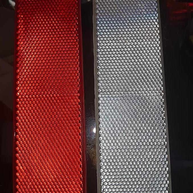 Mata Kucing Mobil Pemantul Cahaya Kotak Merah Putih Reflektor