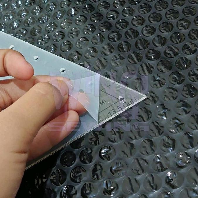 

Penggaris Jahit Pola Segitiga Skala 13.5 Triangle Mika Akrilik Acrylic