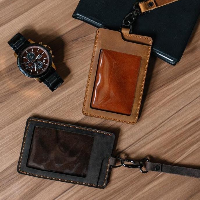 

Reven Arcah Gantungan Id Card Name Tag Kulit Sapi Crazy Horse Pria Laki Elegan Kantor Bisnis Ada Slot Belakang Lanyard Kulit Ring Kuat Cokelat Brown Tan Co