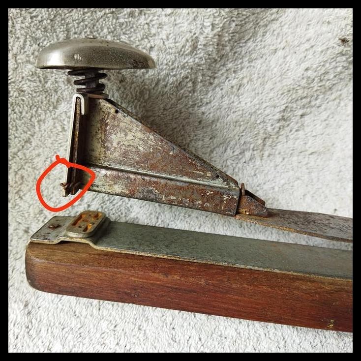 

HOT DEAL PAJANGAN STAPLES LAWAS VINTAGE RUSAK !!!