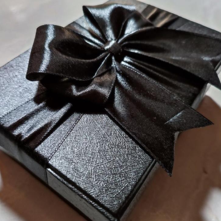 

Box Kado Hardbox Hitam Pita Hitam Kotak Hadiah Exclusive