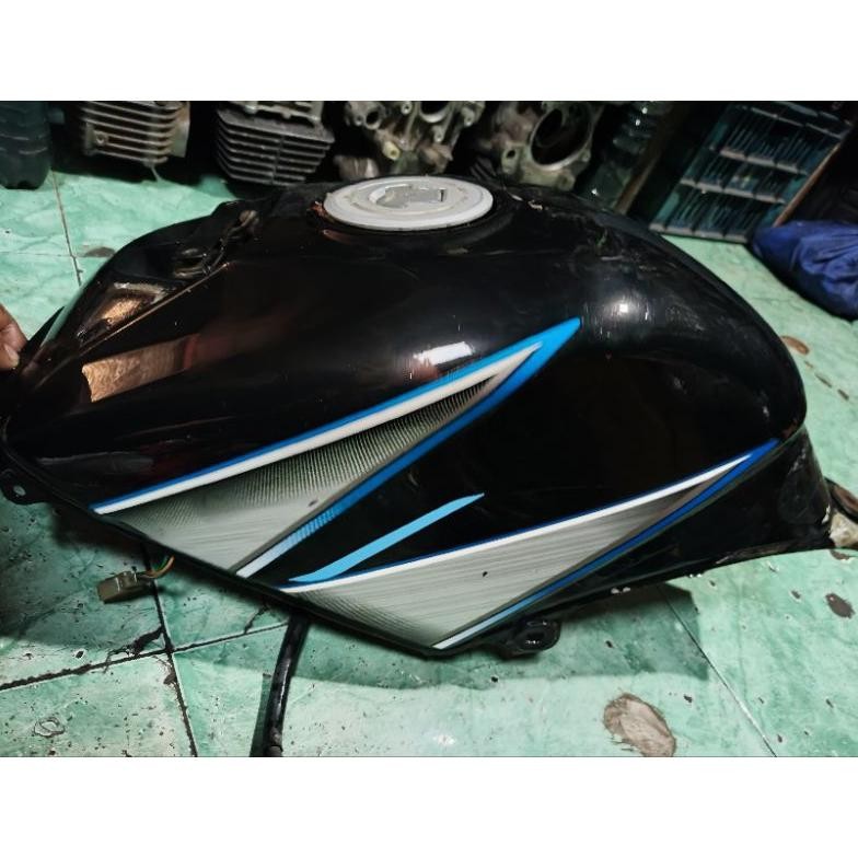 tangki tengki CBR 150 CC karburator barang masih bagus ORI baan copotan motor asli