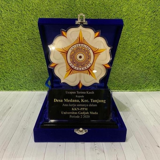 

Plakat PKL, Magang, KKN, Plakat Akrilik + Box, Ucapan Terima Kasih, Plakat Kenang-Kenangan, Kado Ulang Tahun, Anniversary, Piagam, Penghargaan, Trophy, Kado Wisuda, Hadiah, Plakat Wisuda, Kado Wedding ea