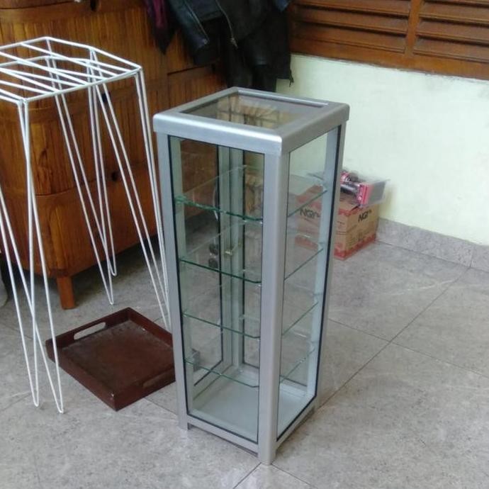 Etalase Kaca Pajangan Jam Tangan