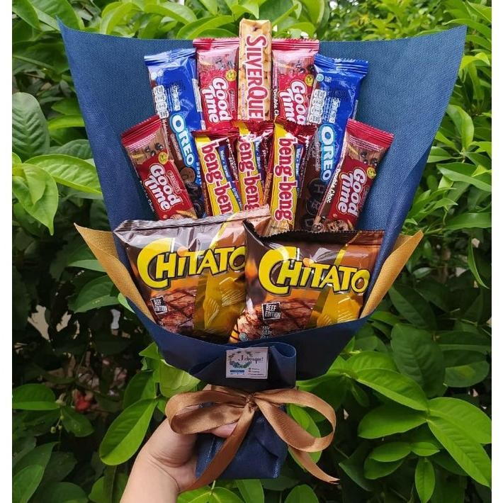 

(S) Buket silverqueen Cewe cowo / hadiah pacar/paket/bingkisan Snack Ulang Tahun/Ultah/ Wisuda/Kado/Hadiah/ sidang/birthday Nugi