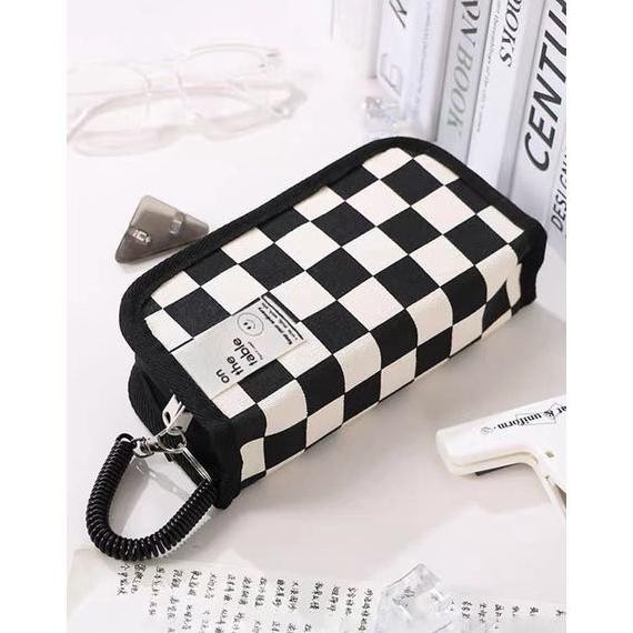 

Baru Kotak Pensil Zipper Korea Chess Smile Aesthetic Kapasitas Besar Serbaguna Sekolah Kantor Kuliah