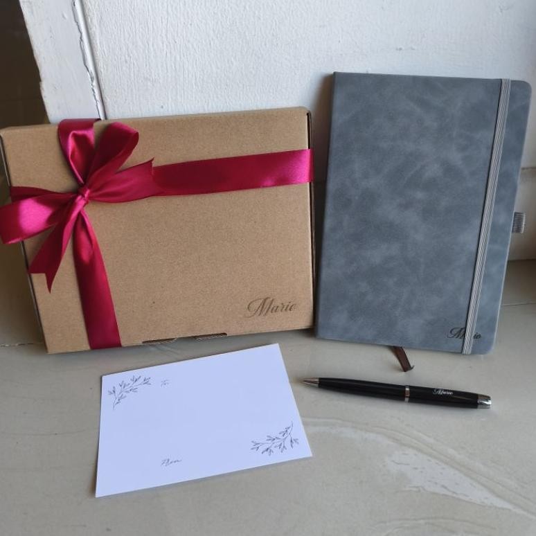 

[BISA CUSTOM] Hampers Set Pocket Notebook Custom Ukuran A5 & Pulpen Custom/ Set Hampers Gift Buku Pulpen Custom - Paket + Pen Nugi