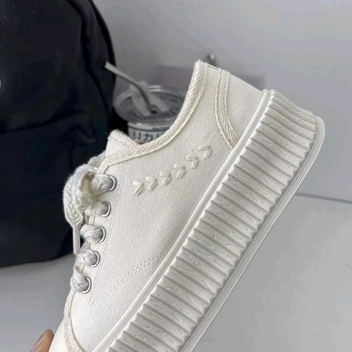 Sepatu Sneakers Wanita Casual Canvas Bertali Casual Warna Hitam-Putih