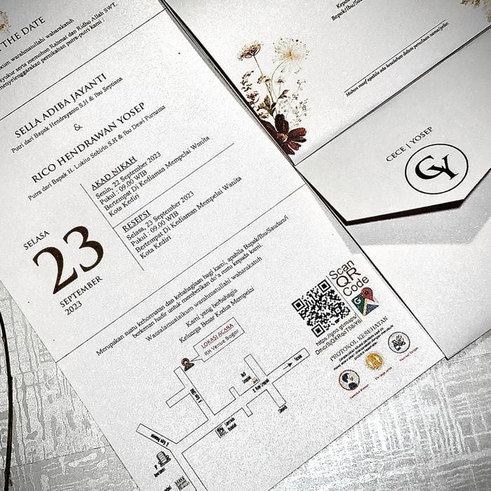 

LFM Undangan Amplop Lipat Bunga Maroon | Cece |