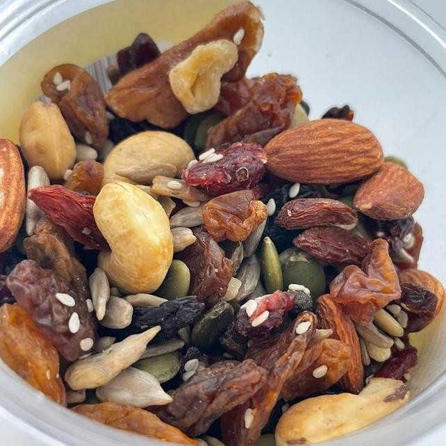 

Trail Mix Safiya 600 Gram With Almond Mete Nut Seed Dried Fruit Makanan Ringan Cemilan Enak