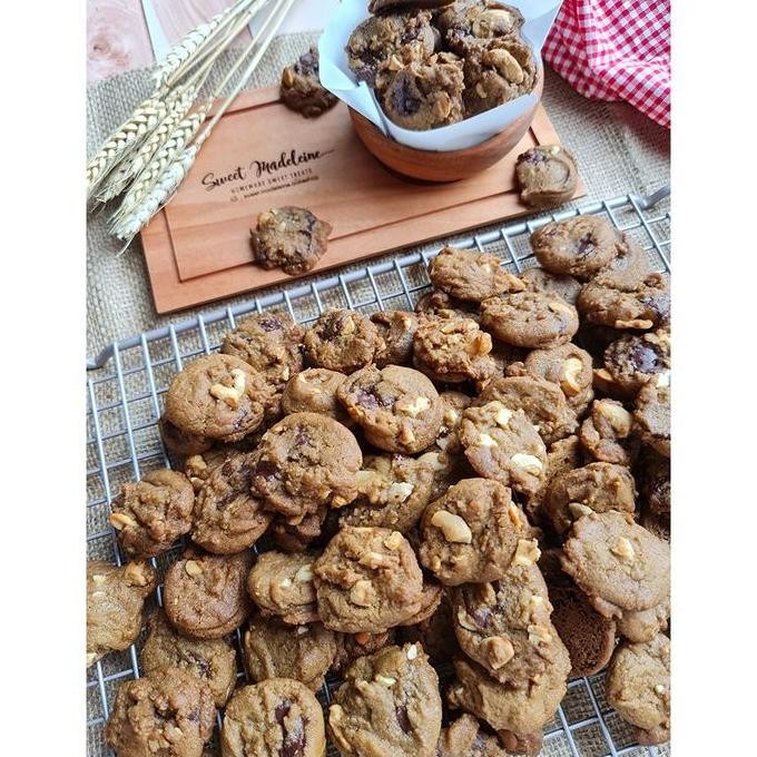 

Cookies Coklat Macadamia Full Wijsman - Kue Kering Coklat Enak Stok Terbatas