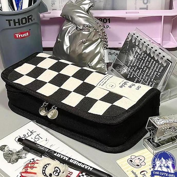 

TERSEDIA KOTAK PENSIL MOTIF KOTAK-KOTAK HITAM PUTIH KAPASITAS BESAR