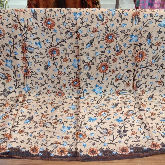 kain batik tulis halusan bahan sutra timbul warna dasar broken white