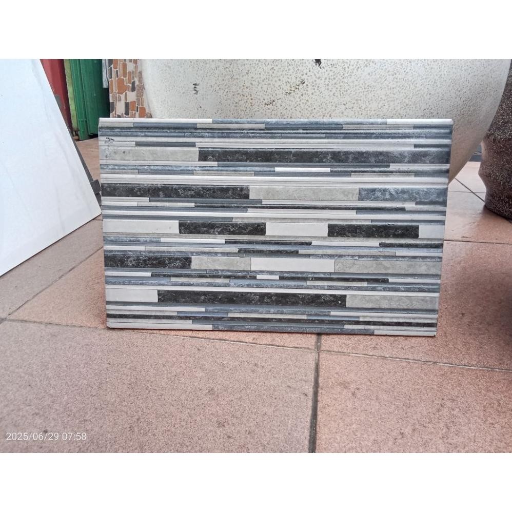Keramik Dinding Kasar & Matt Fujiyama Grey 25x40 aSt