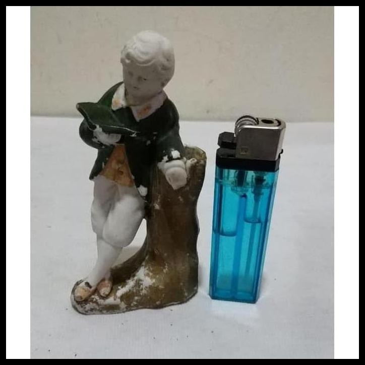 DISKON PAJANGAN BONEKA POP KERAMIK EROPA BOY BACA BUKU 