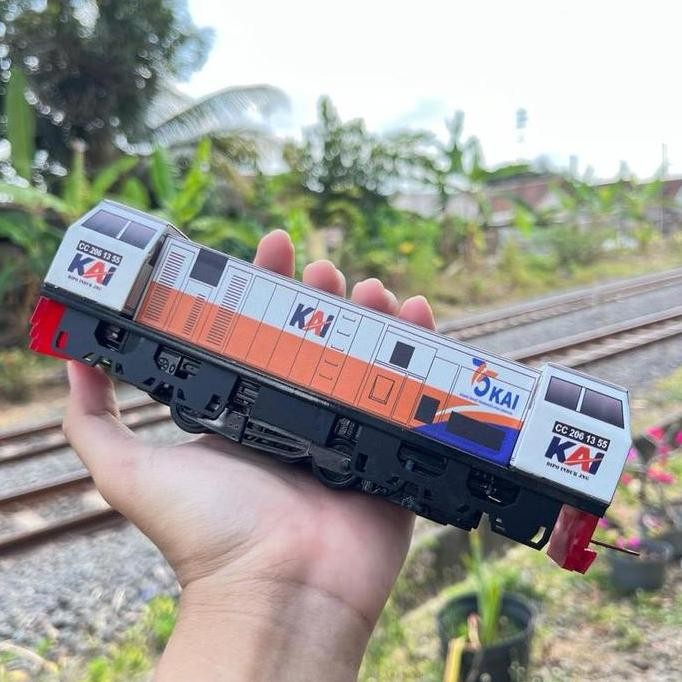 Miniatur Kereta Api Lokomotif cc206 FULL AKRILIK Mesin bisa jalan PS
