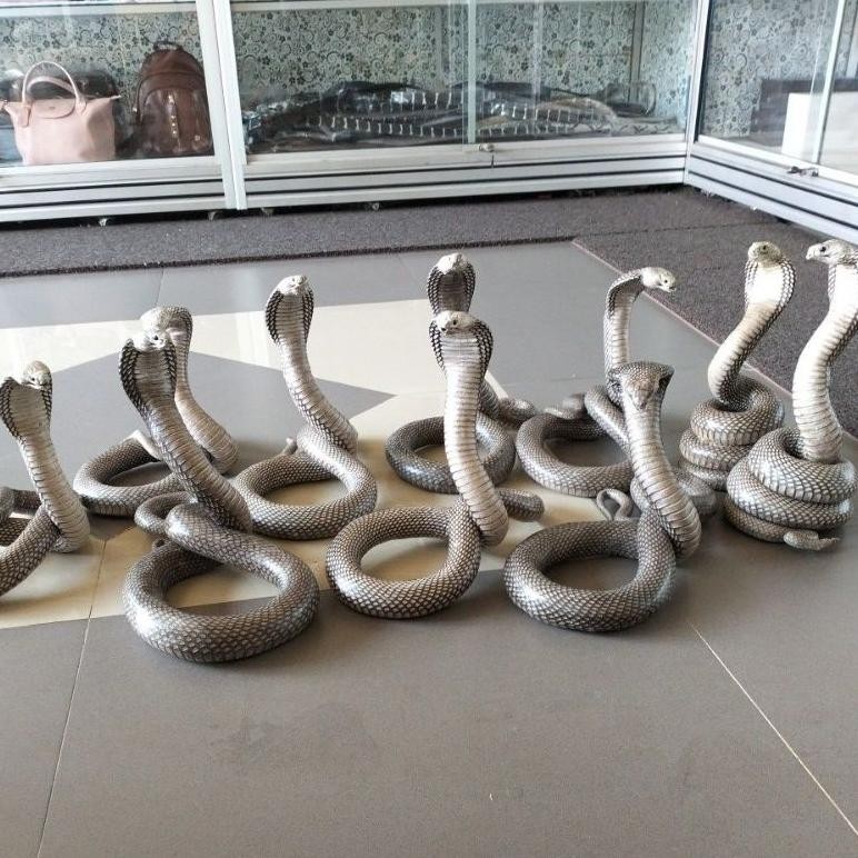 patung ular cobra DiM
