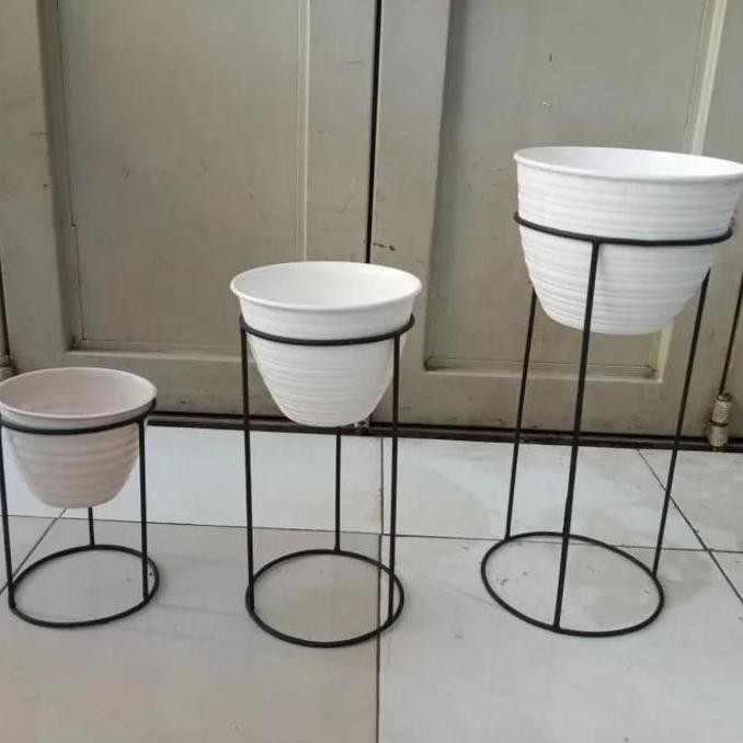 Stok Sj Pot Bunga Besi / 1 Set Isi 3 Standing Pot Besi, Dudukan Pot Besi, Rak Pot Bunga Kaki 3 / Sta