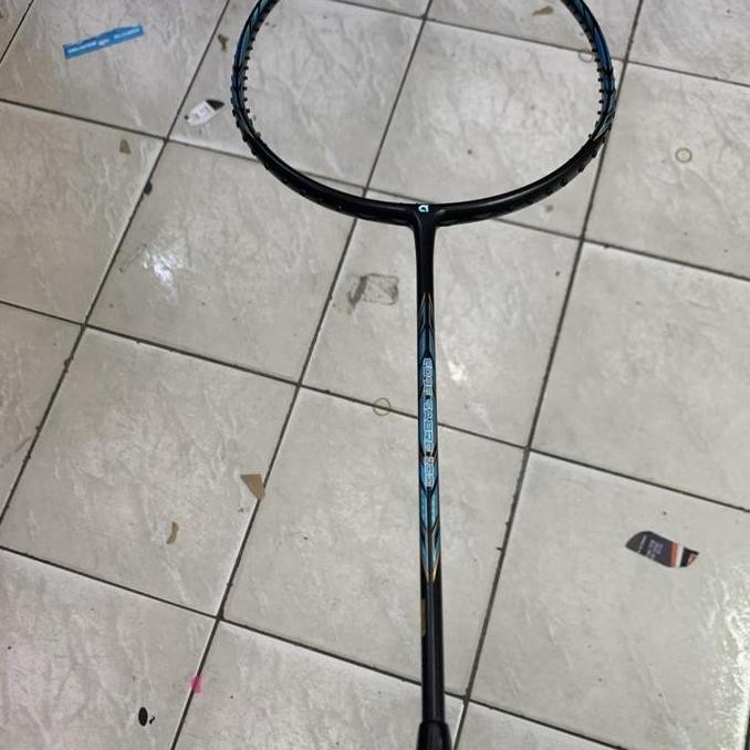 Raket Badminton Apacs New Edge Saber 100 Grip 4U G1 Kuat 35 Lbs Ori