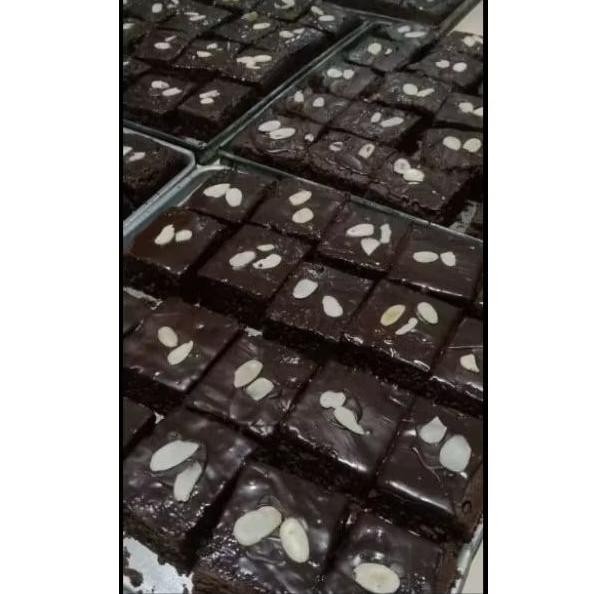 

Brownies frozen isi 10 Coklat/pandan Nugi