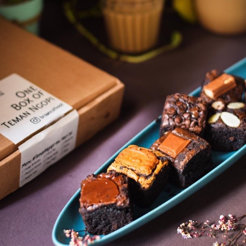 

Premium Fudgy Brownies Mix Topping - Lotus Nutella Cadburry Kitkat Keju Oreo Chocochip Almond Meses Nugi