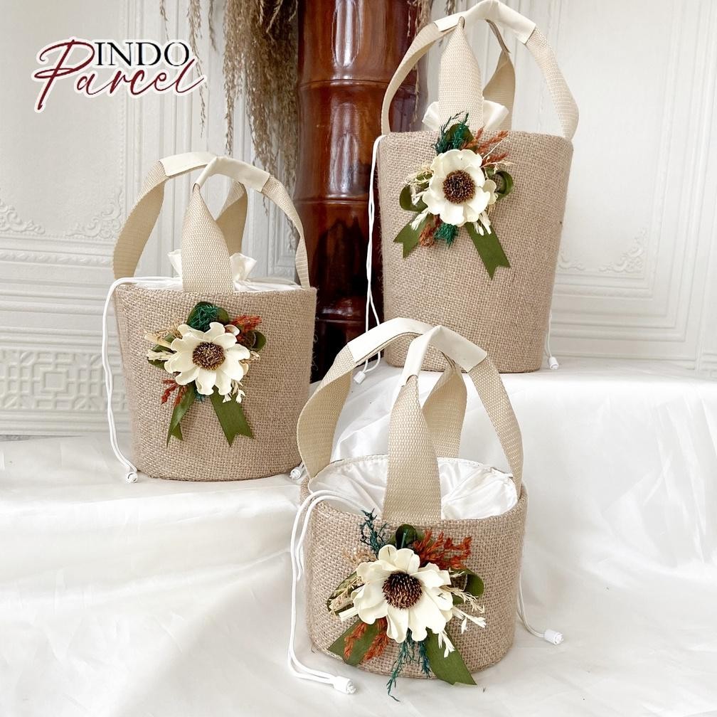 

Indoparcel - Tas Parcel Goni Aksesories Pita Kombinasi Bunga Asli Tas Hampers Keranjang Goni Pita Tas Souvenir Tas Keranjang Parcel Terbaru Nugi