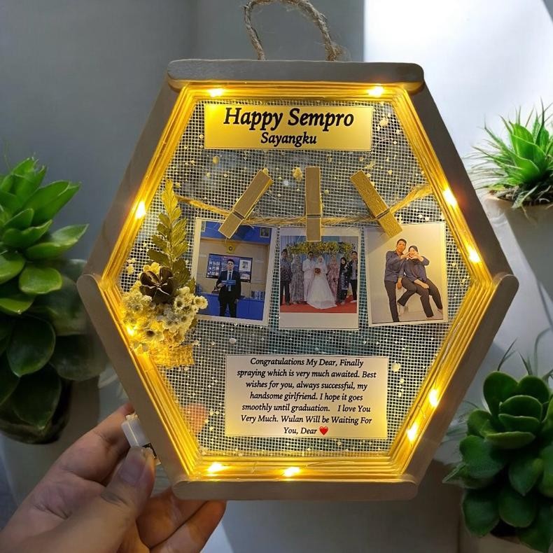 

Ready Stok Hexagonal Flower in Frame DENGAN PENUTUP MIKA Frame Hexagonal Hampers/Hadiah/Kado Ultah Pernikahan Kado Wisuda/Dried Flower/Gift Box/HEXA FRAME Kado Pernikahan Unik Hexagonal Frame Stik Frame Nugi