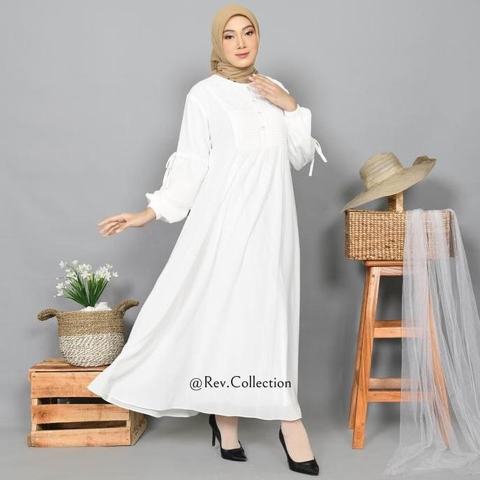 Gamis Umroh Wanita Bahan Ceruty Putih Tulang dengan Brukat Lengan Balon Aksen Pita