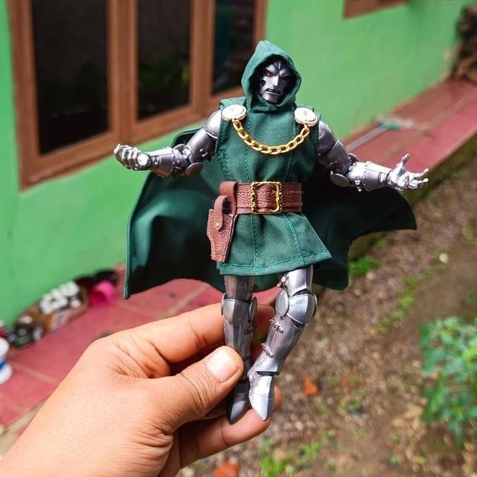 dr.doom marvel legends (outfit 1/12 marvel legends)