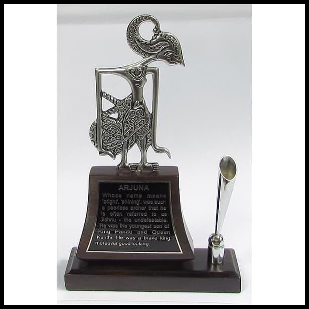 

Plakat souvenir tempat pulpen wayang Arjuna/tpt alat tulis/12x4x20cm