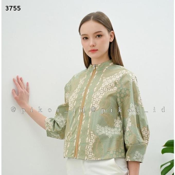 Bomber jaket batik wanita modern / luaran batik navy motif bangau mura