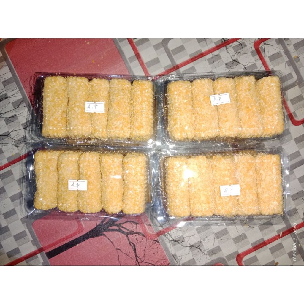 

Risoles Frozen Isi ayam suir pedas , sayur , baso pedas dan mayo