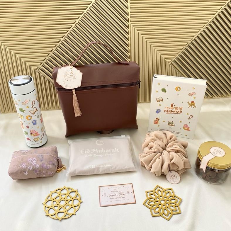 

BISA GOSEND HAMPERS IDUL FITRI 2025 Bangga Project Hampers Handbag Hijab Jilbab Instan Mukena Travel Tumbler Notebook Kue kering soes coklat Handuk couple Sajadah Lilin aromaterapi hadiah ramadhan lebaran unik bermanfaat gift set eid hampers aSt