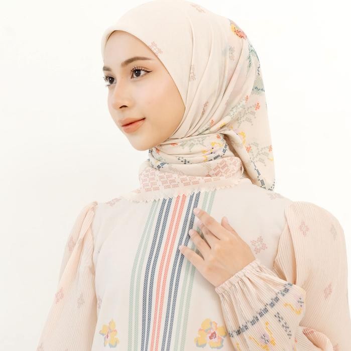 Zazi Arunika Scarf Hijab Segi Empat Motif Printing 115X115
