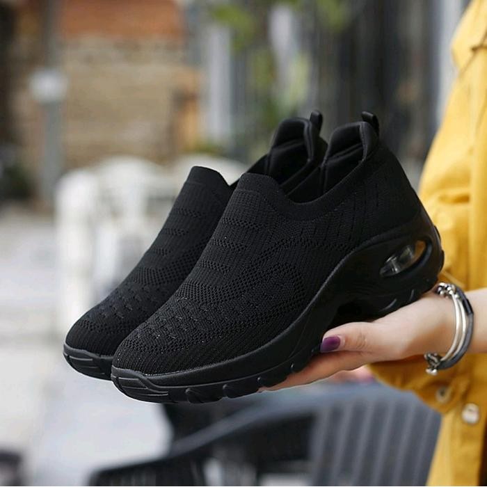 Uw Sepatu Olahraga Sneakers Wanita Hitam Import Full Black Tanpa Tali Terbaru - Casual Shoes